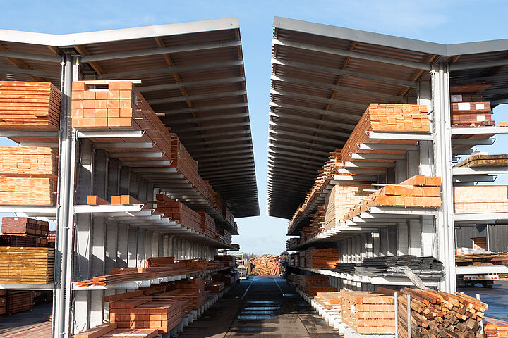 Cantilever racking with roof