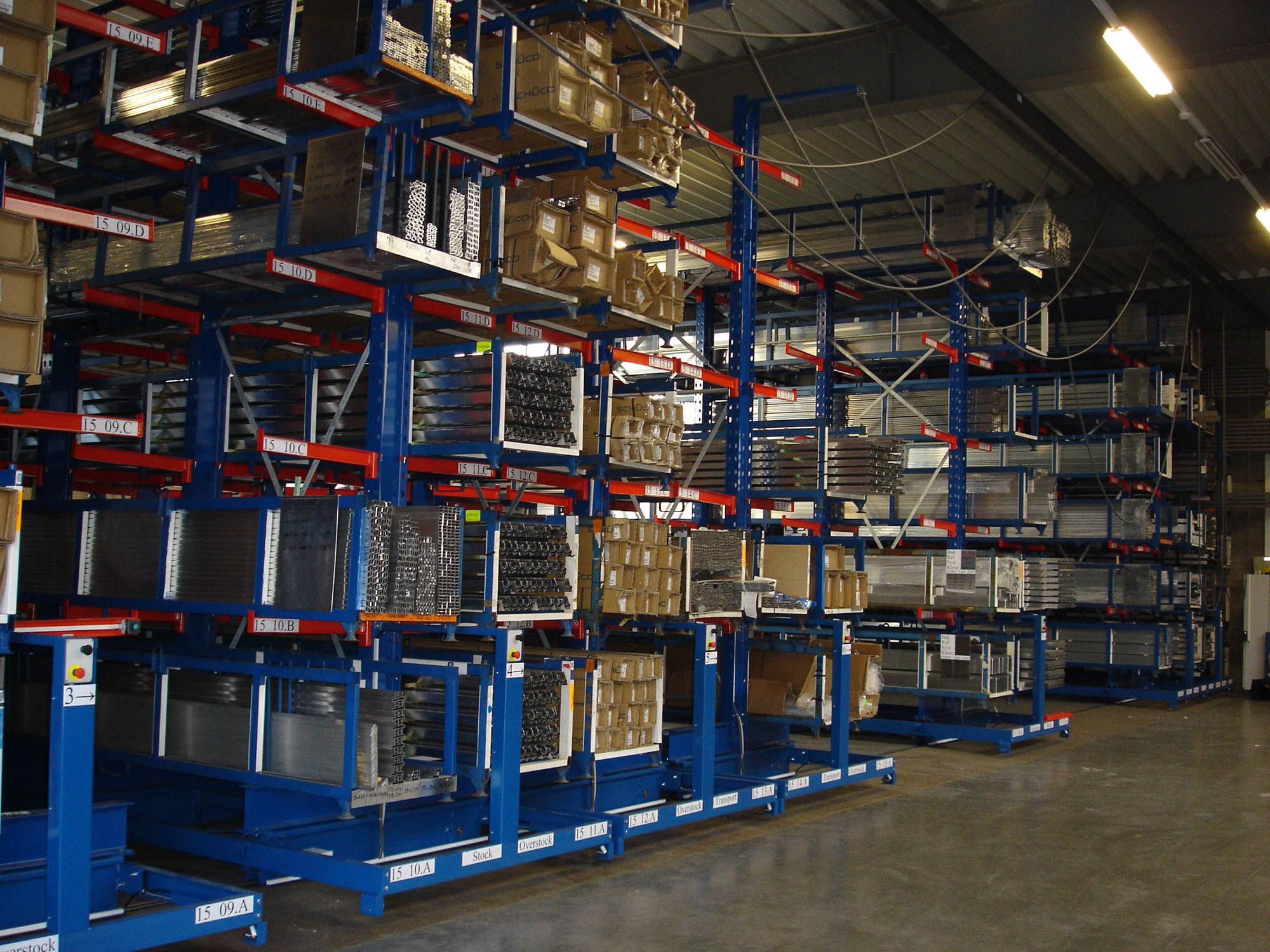 Mobile cantilever racking system